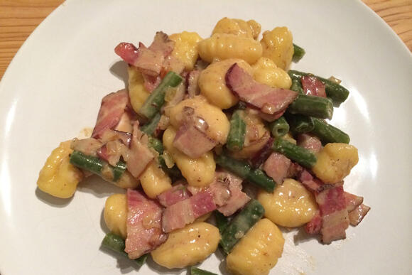 Bild von einer Portion Sahnebohnen Speck mit Gnocchi