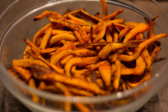 Bild von einer Portion Süßkartoffelpommes aus dem Ofen