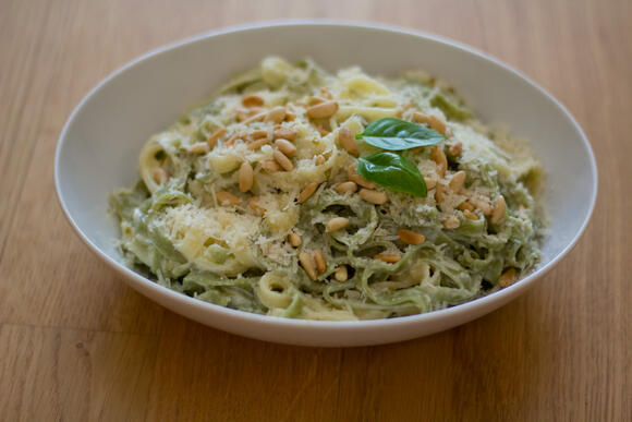 Bild von einer Portion Tagliatelle mit Zitronen-Basilikum-Sauce
