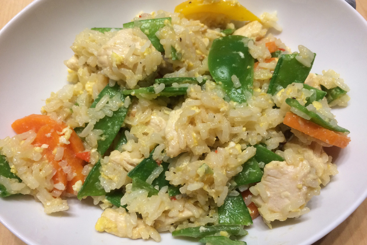 Gebratener Reis mit Ei und Huhn