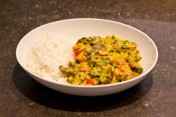 Bild von einer Portion Pilz-Tomaten-Curry
