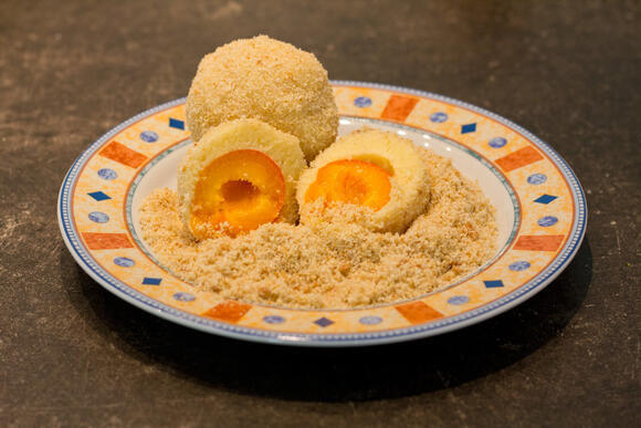 Bild von einer Portion Marillenknödel