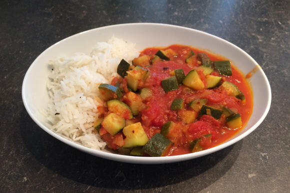 Bild von einer Portion Orientalisches Zucchini-Tomaten-Curry