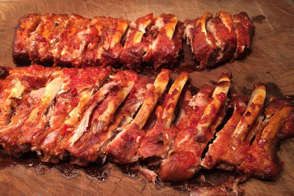 Bild von einer Portion Spareribs mit BBQ-Sauce