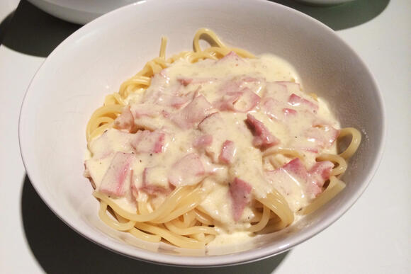 Bild von einer Portion Spaghetti mit Schinken Sahne Soße