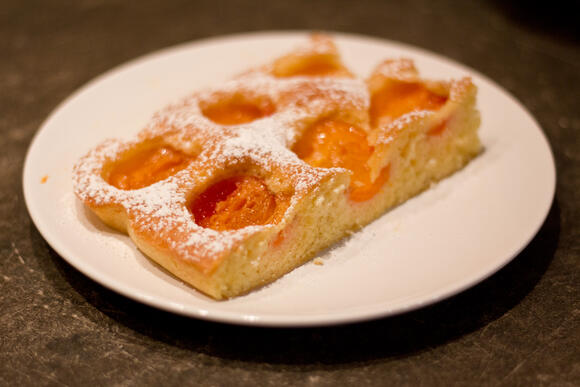 Bild von einer Portion Marillenkuchen