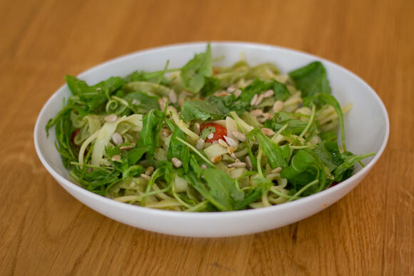 Bild von einer Portion Spaghetti mit Avocado, Tomätchen und Rucola