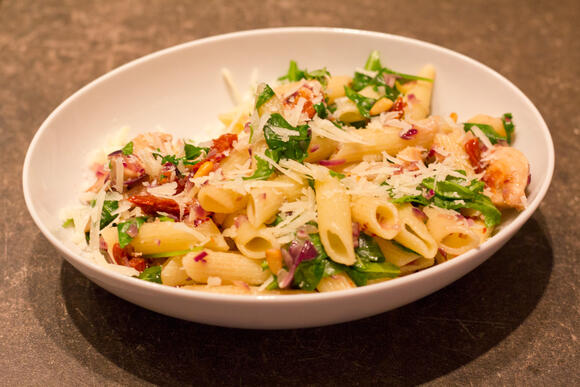 Bild von einer Portion Penne mit Hähnchenbrust und Rucola