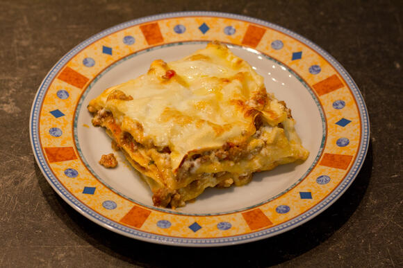 Bild von einer Portion Lasagne