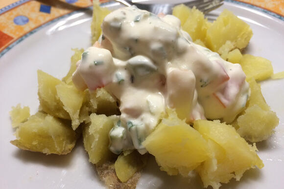 Bild von einer Portion Ofenkartoffeln mit Sauerrahmsauce