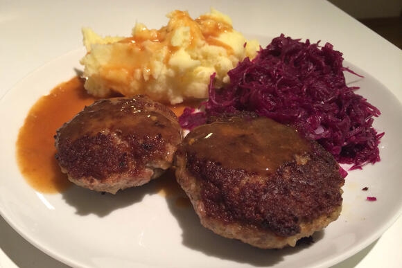 Bild von einer Portion Fleischlaiberl mit Kartoffelpüree und Rotkraut
