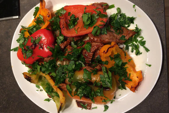 Bild von einer Portion Kebab mit Joghurt, Kartoffeln und Paprika