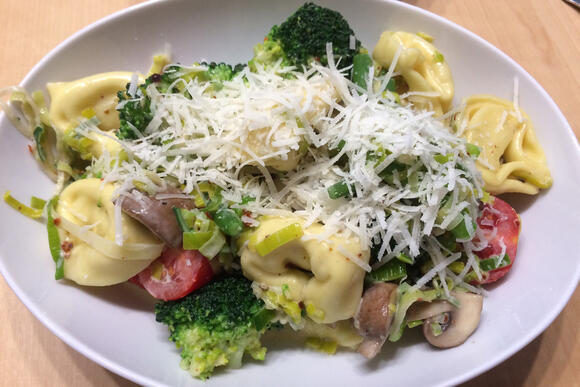 Bild von einer Portion Vegetarische Tortellini-Pfanne