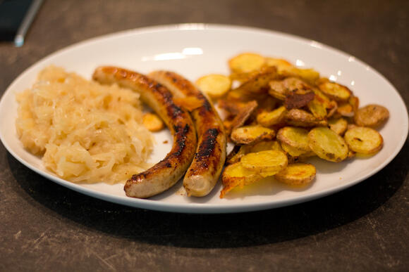 Bild von einer Portion Bratwürstel mit Sauerkraut