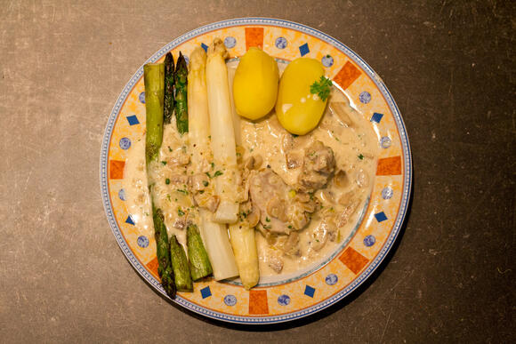 Bild von einer Portion Spargel mit Schweinefilet und Pilzsauce
