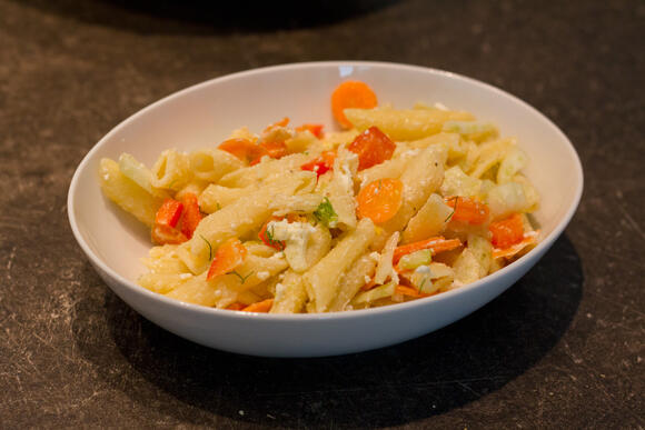 Bild von einer Portion Nudelsalat mit Fenchel