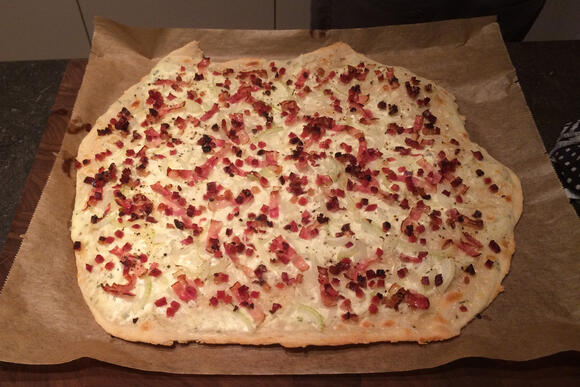 Bild von einer Portion Flammkuchen Elsässer Art